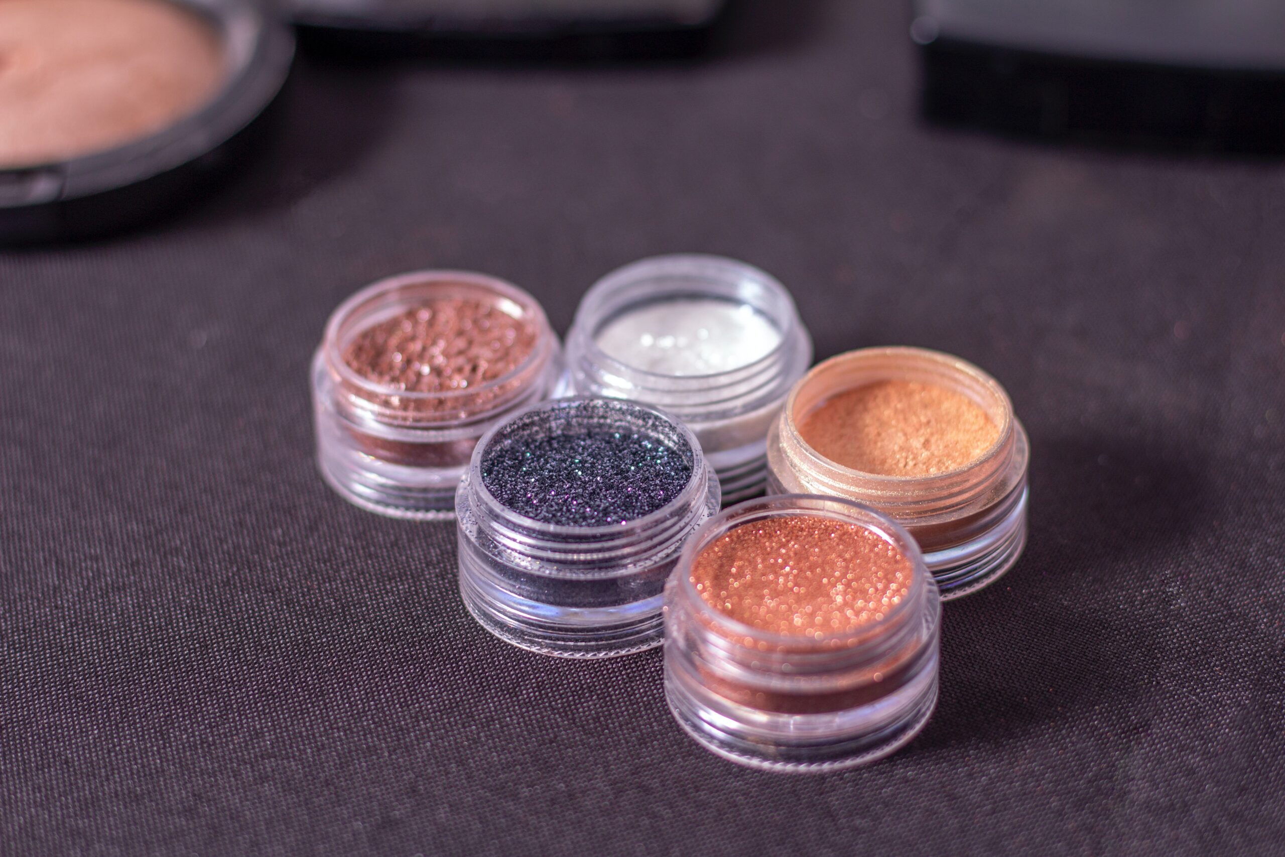 https://www.pexels.com/it-it/foto/cinque-fondotinta-con-glitter-in-colori-assortiti-1115350/