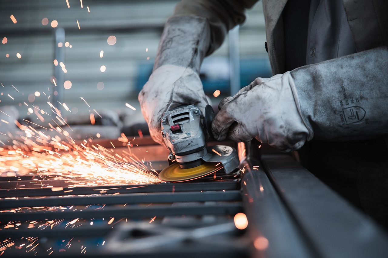 https://pixabay.com/it/photos/lavoratore-macinino-fabbrica-5736096/