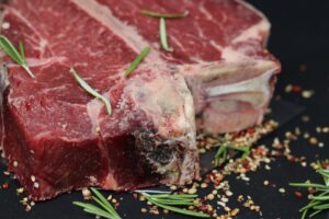 Carne coltivata, divieto approvato in via definitiva