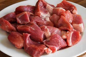 Carne coltivata vietata in Italia, animalisti: legge ideologica