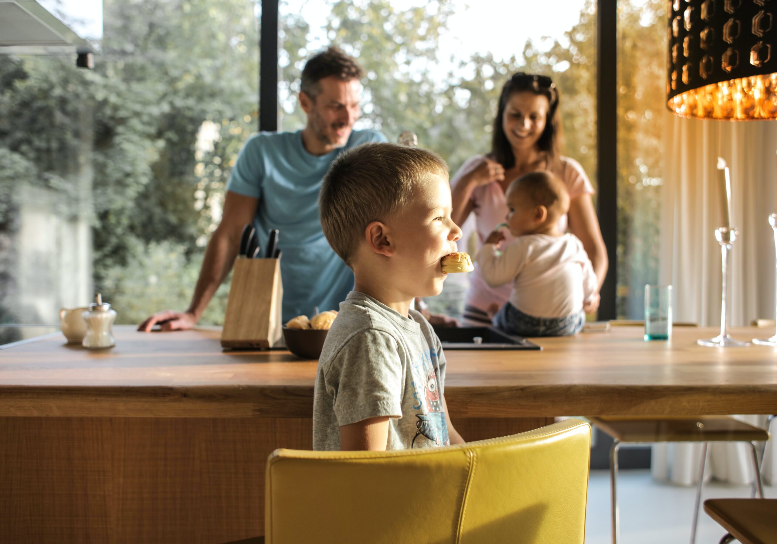 https://www.pexels.com/it-it/foto/kid-mangiare-dolci-in-cucina-con-la-famiglia-3752857/