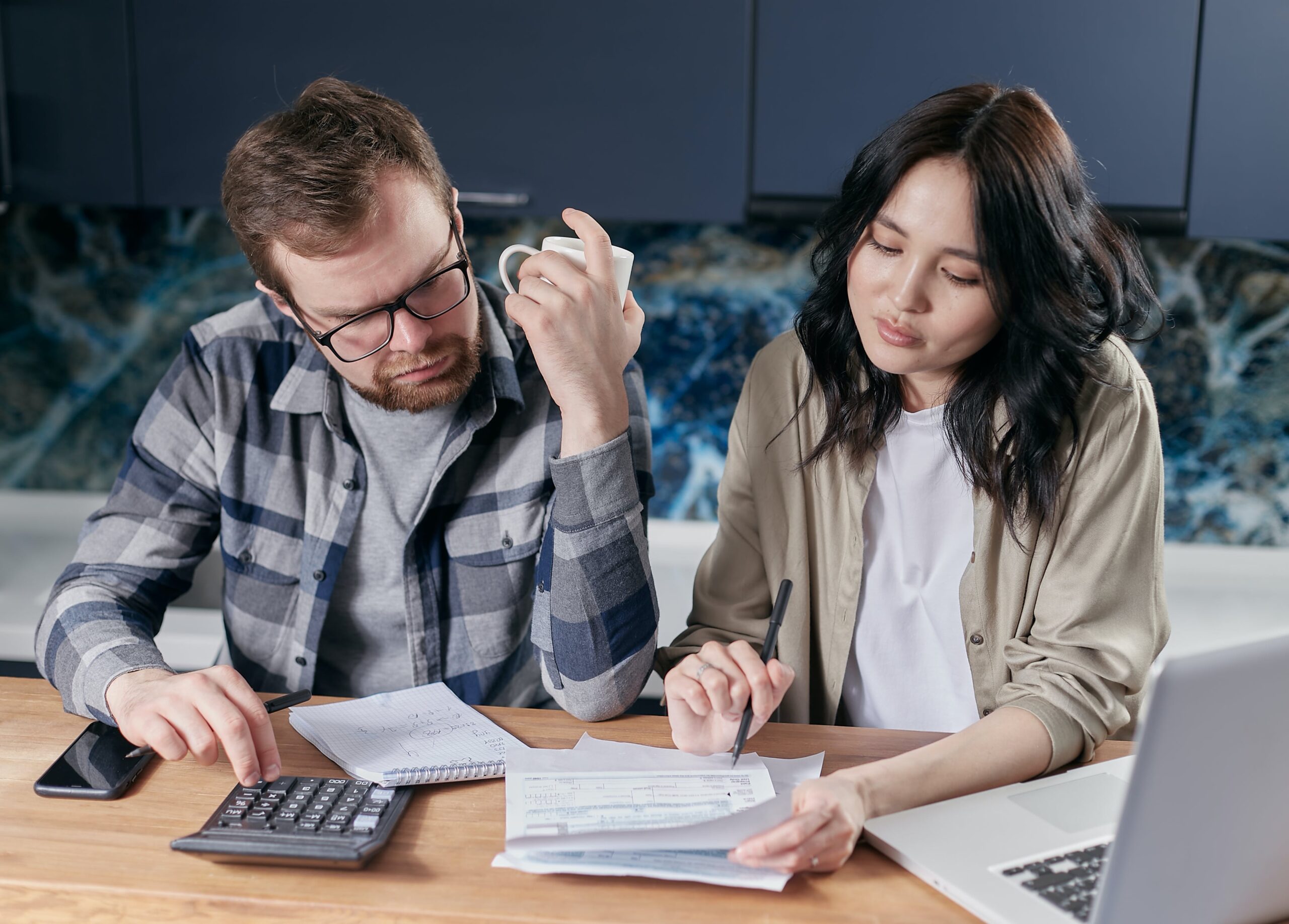 https://www.pexels.com/it-it/foto/coppia-documento-calcolando-calcolatrice-6964105/