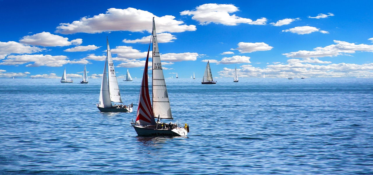 https://pixabay.com/it/photos/barca-a-vela-navigare-1593613/