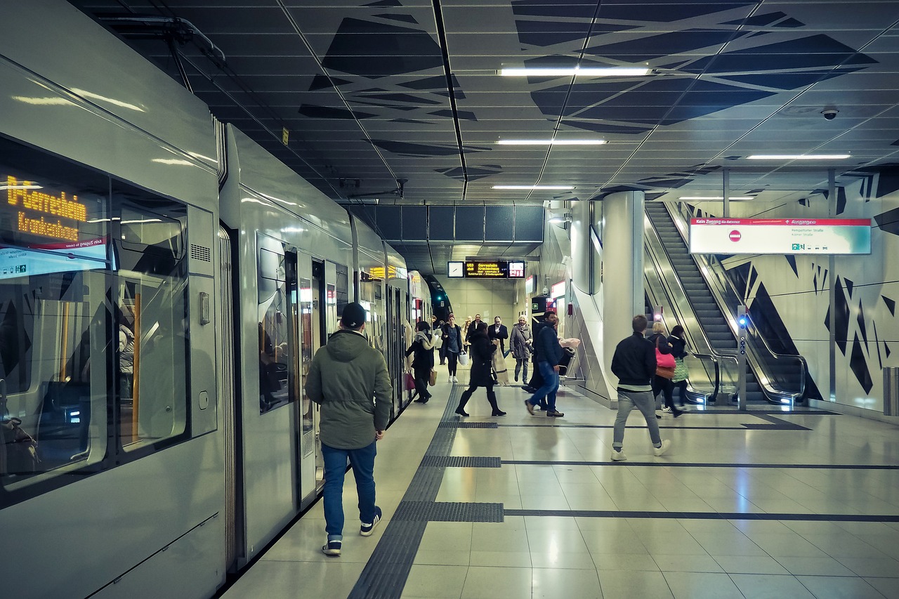 https://pixabay.com/it/photos/metropolitana-stop-stazione-metro-3857635/