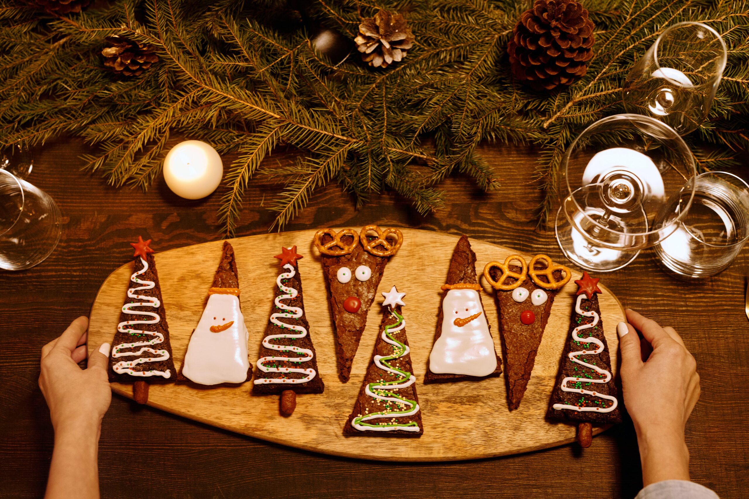 https://www.pexels.com/it-it/foto/persona-che-serve-un-brownie-appena-sfornato-su-un-vassoio-di-legno-6062011/