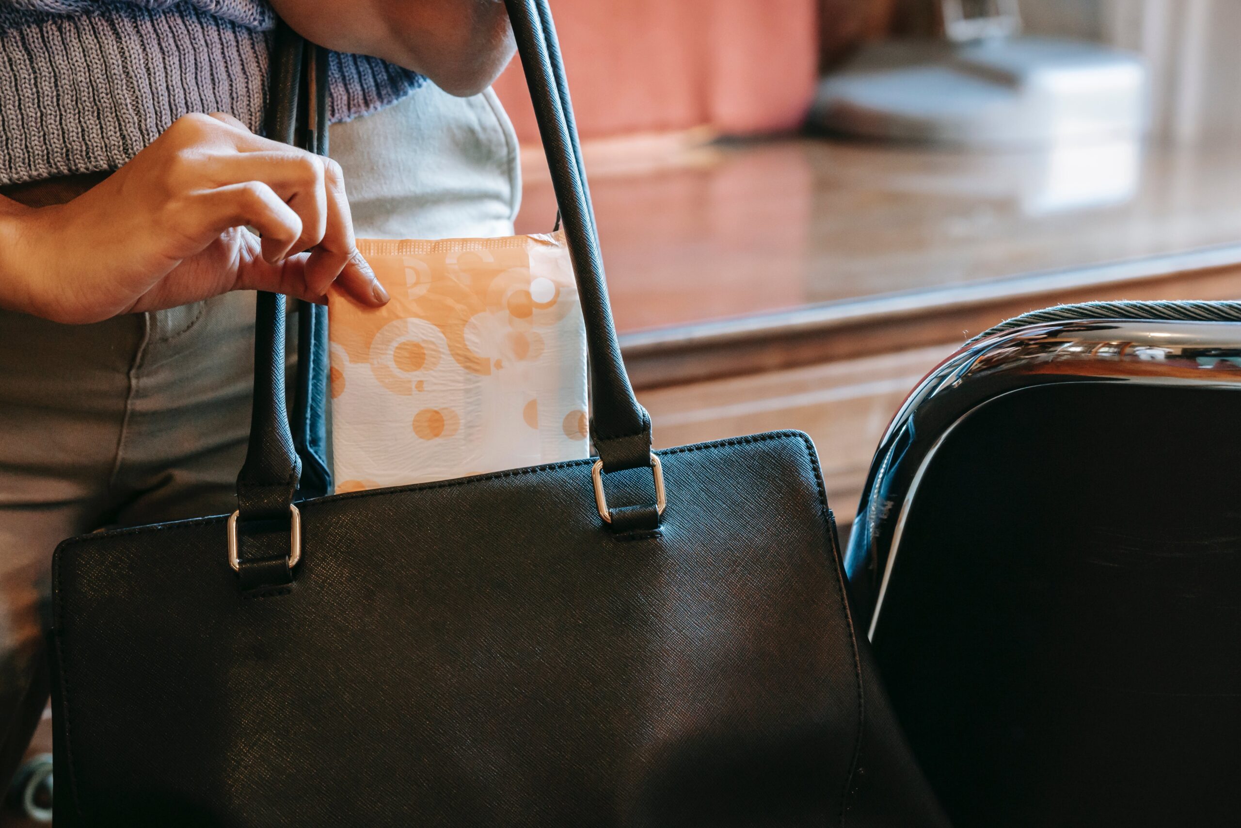 https://www.pexels.com/it-it/foto/donna-mano-senza-volto-sfocatura-5938361/