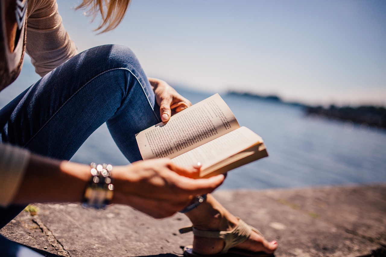 https://pixabay.com/it/photos/lettura-libro-ragazza-donna-925589/
