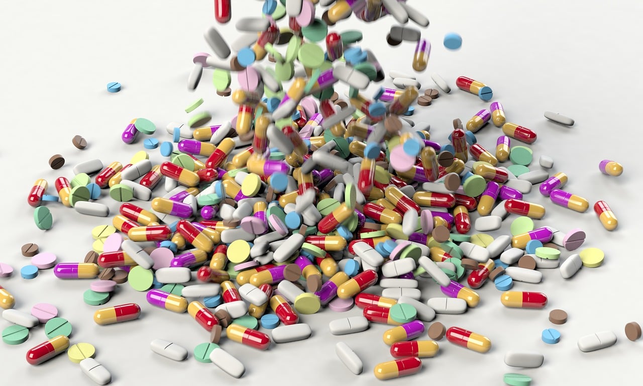 https://pixabay.com/it/illustrations/pillole-medicinale-prescrizione-3673645/