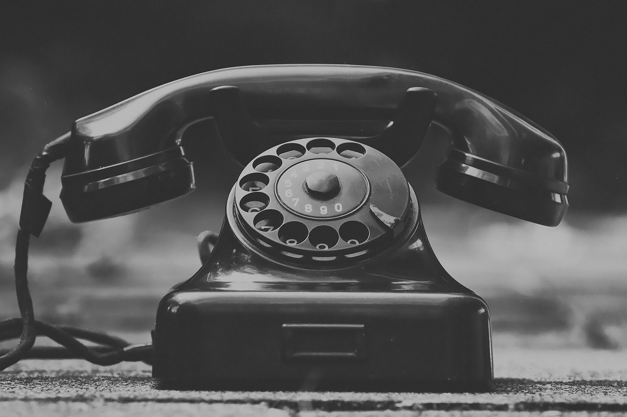 https://pixabay.com/it/photos/telefono-vintage-monocromo-3594206/