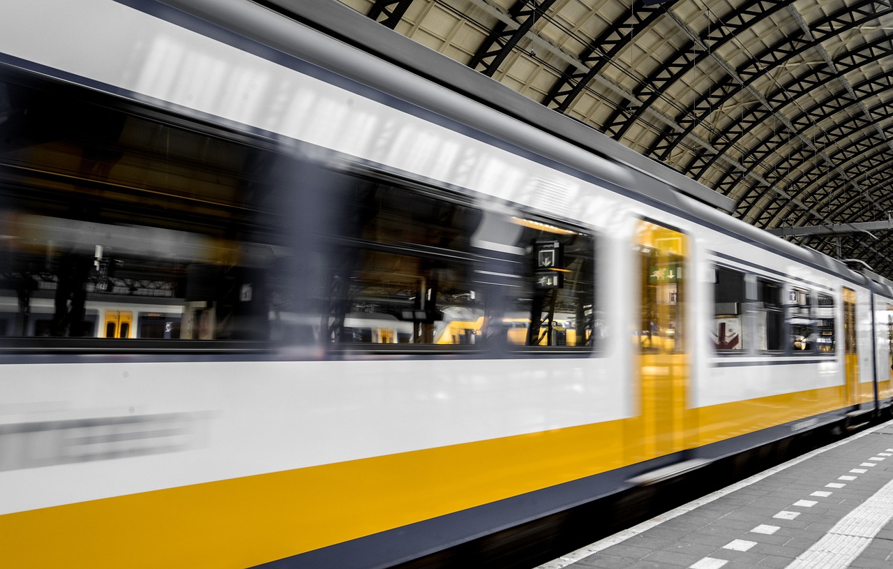 https://pixabay.com/it/photos/treno-velocit%C3%A0-in-transito-3714601/