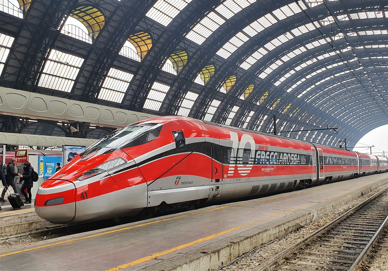 https://pixabay.com/it/photos/treno-piattaforma-stazione-citt%C3%A0-5739909/