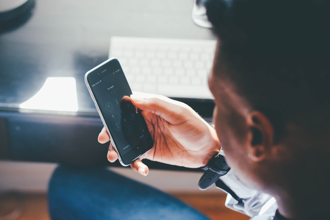 https://pixabay.com/it/photos/telefono-tecnologia-mobile-internet-869669/