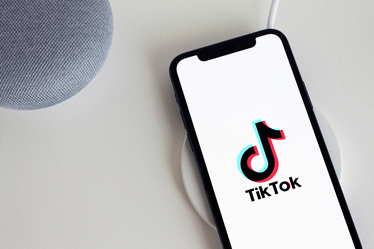 https://pixabay.com/it/photos/tiktok-app-i-phone-telefono-5064078/