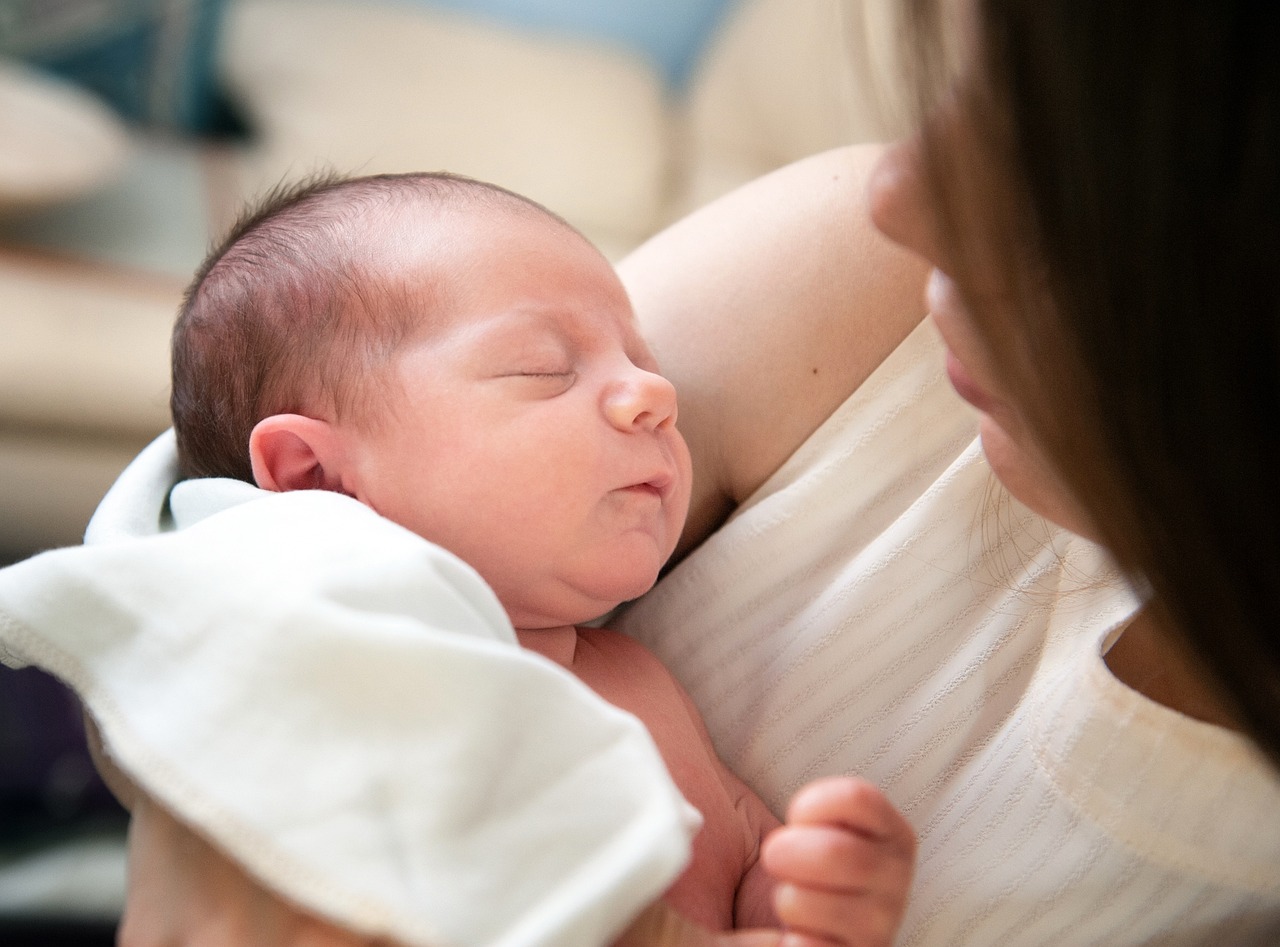 https://pixabay.com/it/photos/bambino-neonato-genitorialit%C3%A0-4100420/
