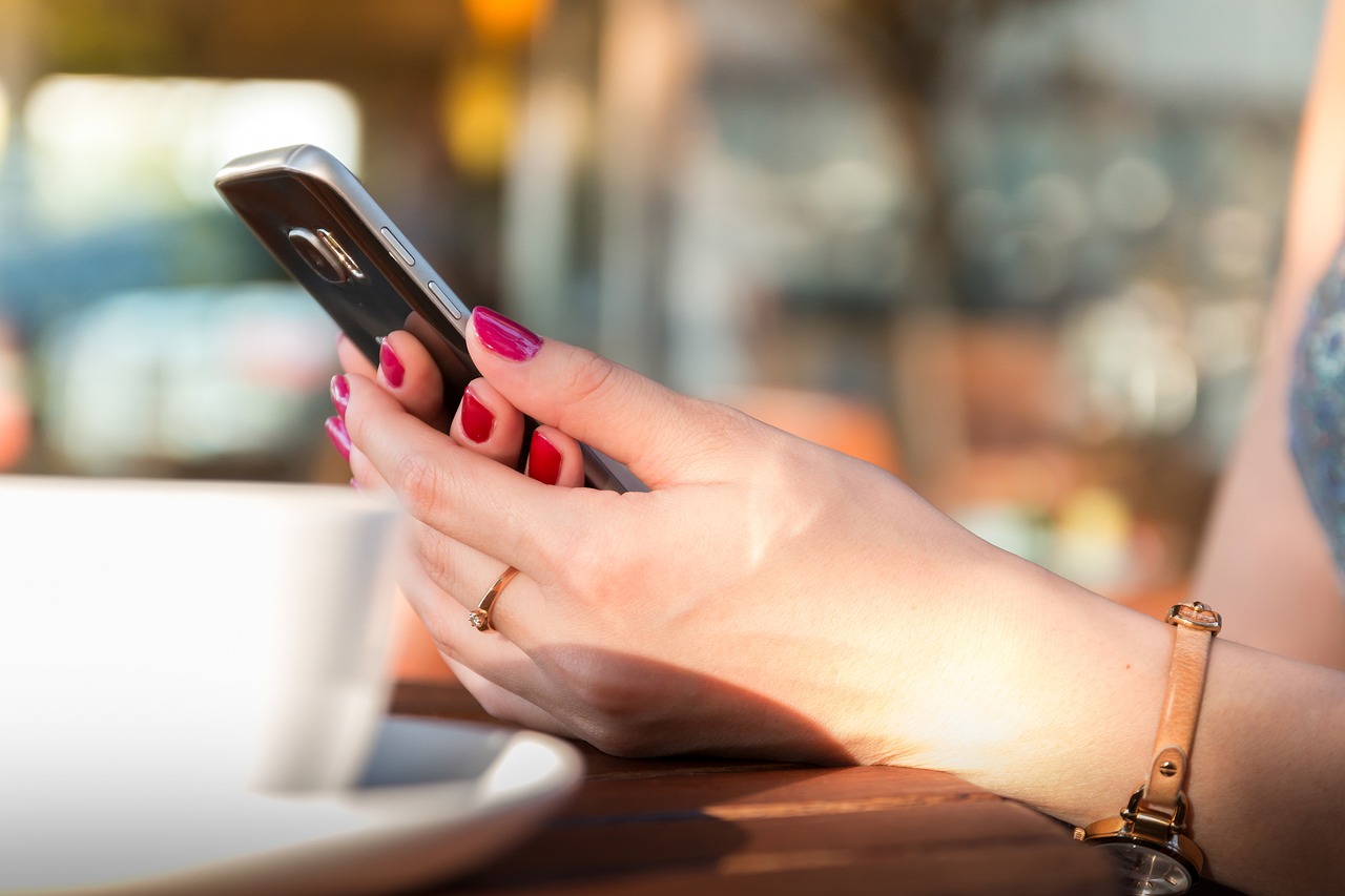 https://pixabay.com/it/photos/mani-presa-smartphone-chattare-1853302/