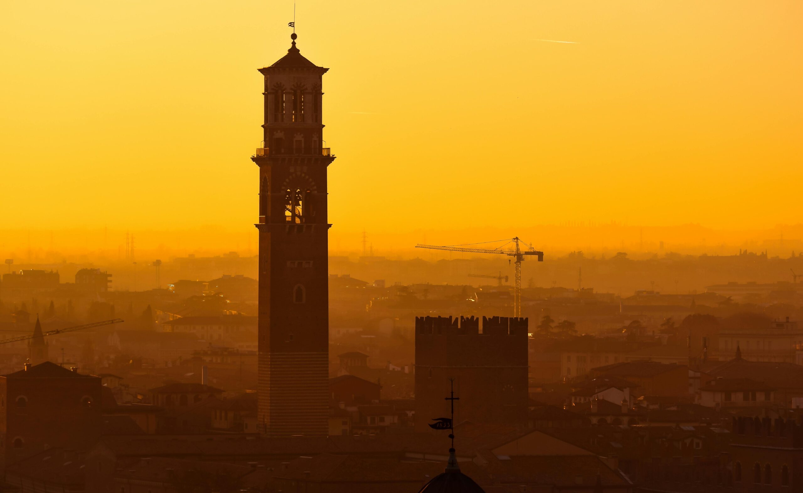 https://www.pexels.com/it-it/foto/citta-tramonto-skyline-edifici-5477817/