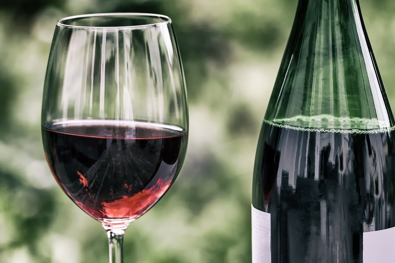 https://pixabay.com/it/photos/vino-retr%C3%B2-bicchiere-di-vino-2408620/