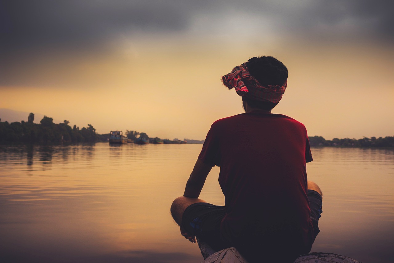 https://pixabay.com/it/photos/ragazzo-solo-solitario-triste-3676696/