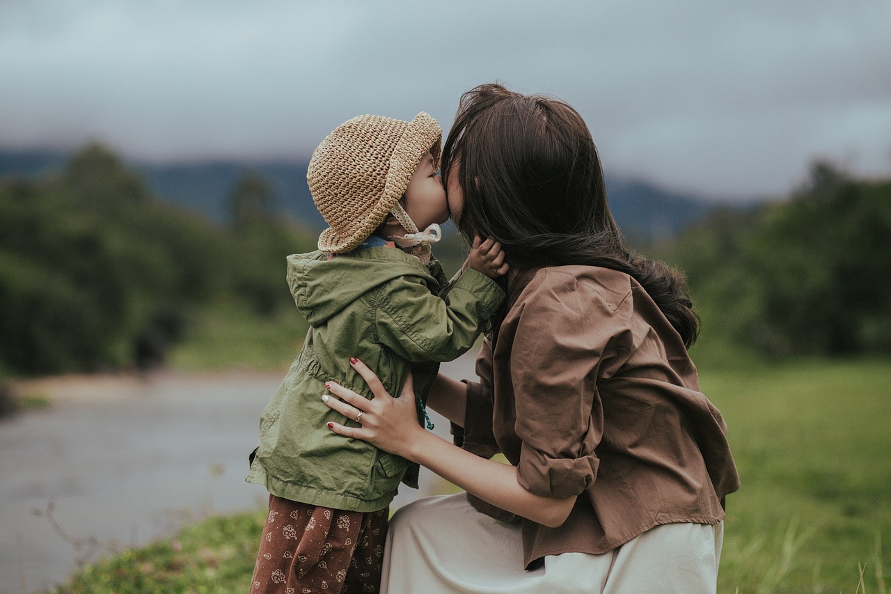 https://pixabay.com/it/photos/madre-figlia-bacio-genitore-6935336/