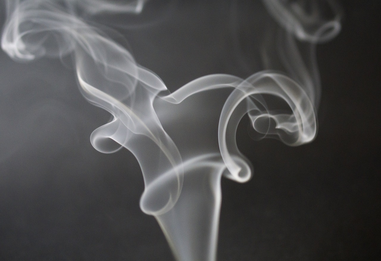 https://pixabay.com/it/photos/fumo-sigaretta-fumare-tabacco-933237/