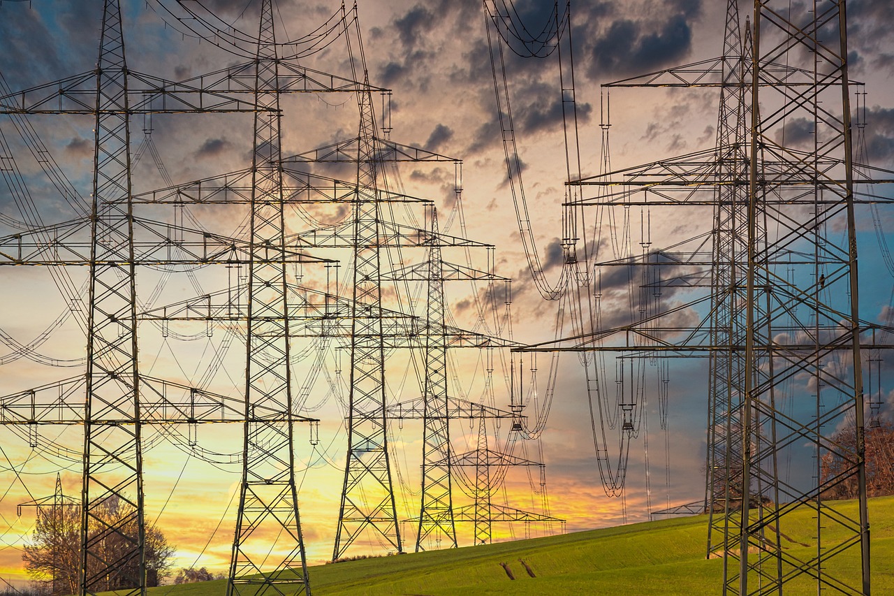 https://pixabay.com/it/photos/elettricit%C3%A0-piloni-dellelettricit%C3%A0-4666566/