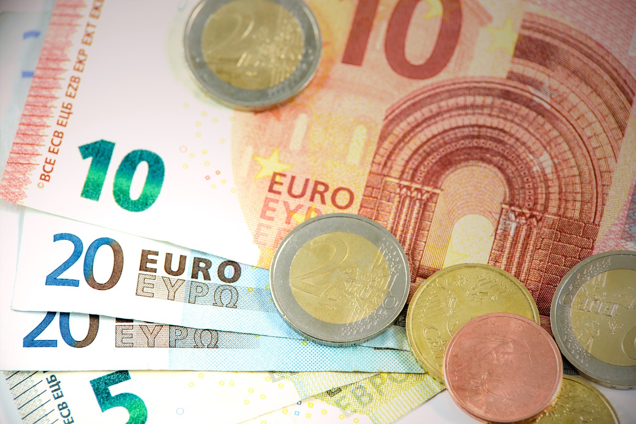 https://pixabay.com/it/photos/euro-denaro-valuta-europeo-1557431/