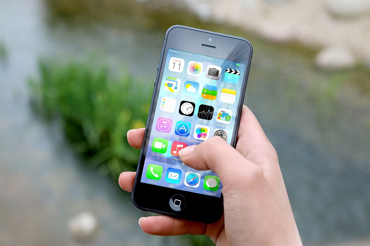 https://pixabay.com/it/photos/i-phone-mano-schermo-smartphone-410311/