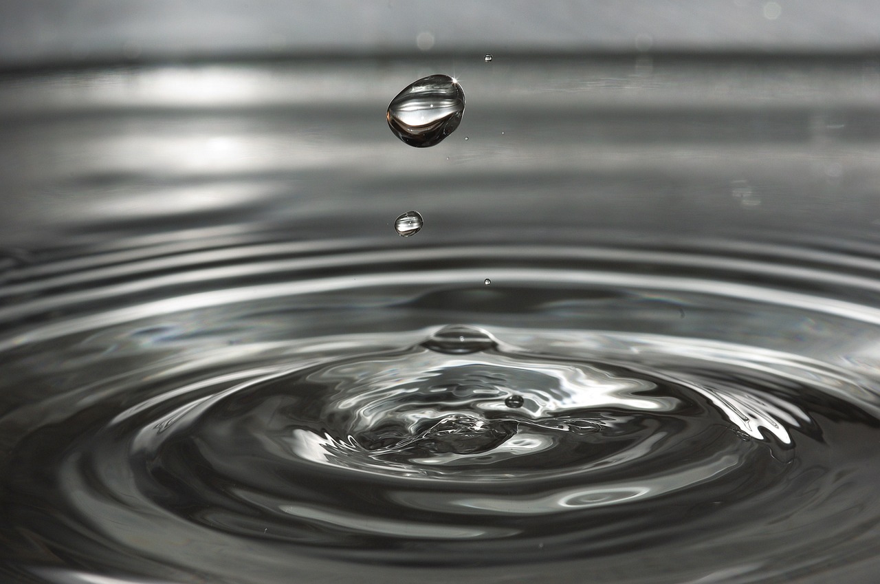 https://pixabay.com/it/photos/acqua-goccia-dacqua-increspature-921067/