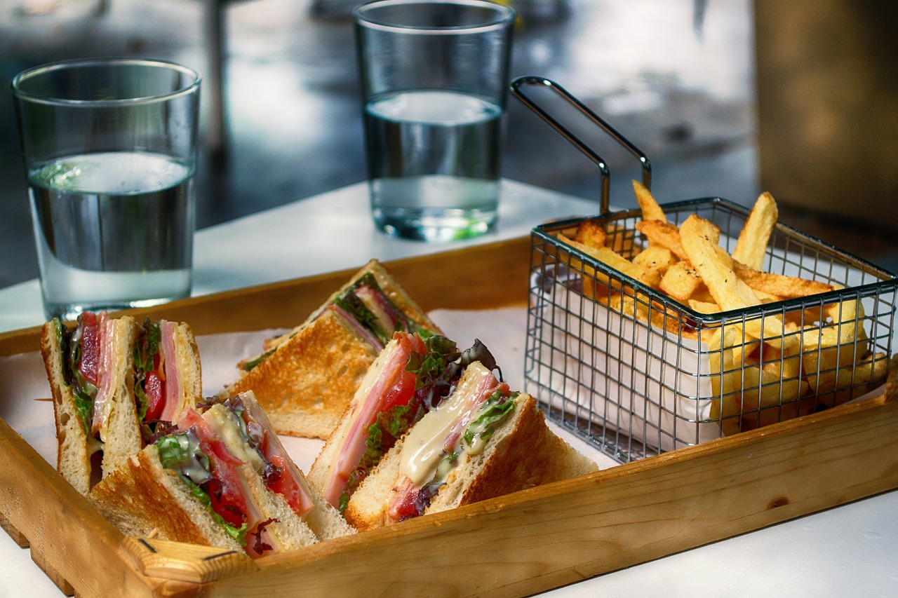 https://pixabay.com/it/photos/club-sandwich-fast-food-spuntino-3538455/