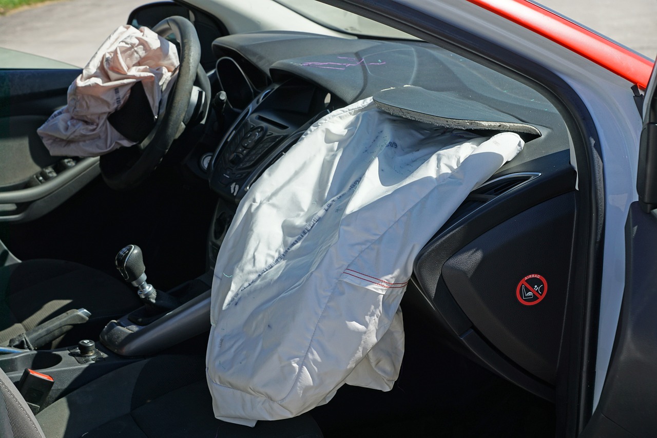 https://pixabay.com/it/photos/crash-test-collisione-tamponamento-1620608/