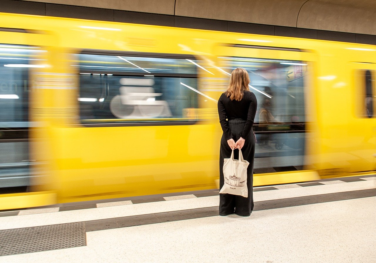 https://pixabay.com/it/photos/donna-treno-metropolitana-trasporto-7558886/
