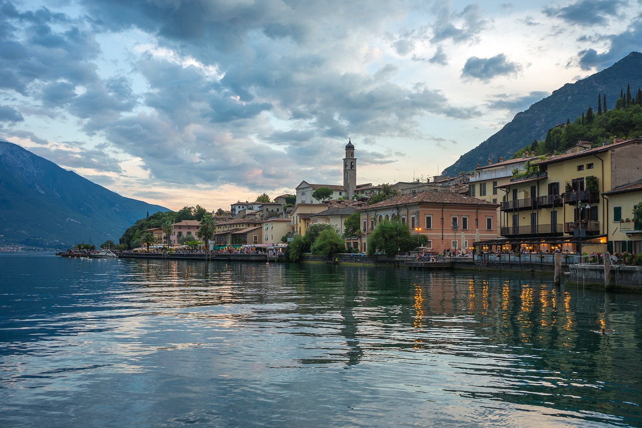 https://pixabay.com/it/photos/porta-lago-architettura-vacanza-6587129/