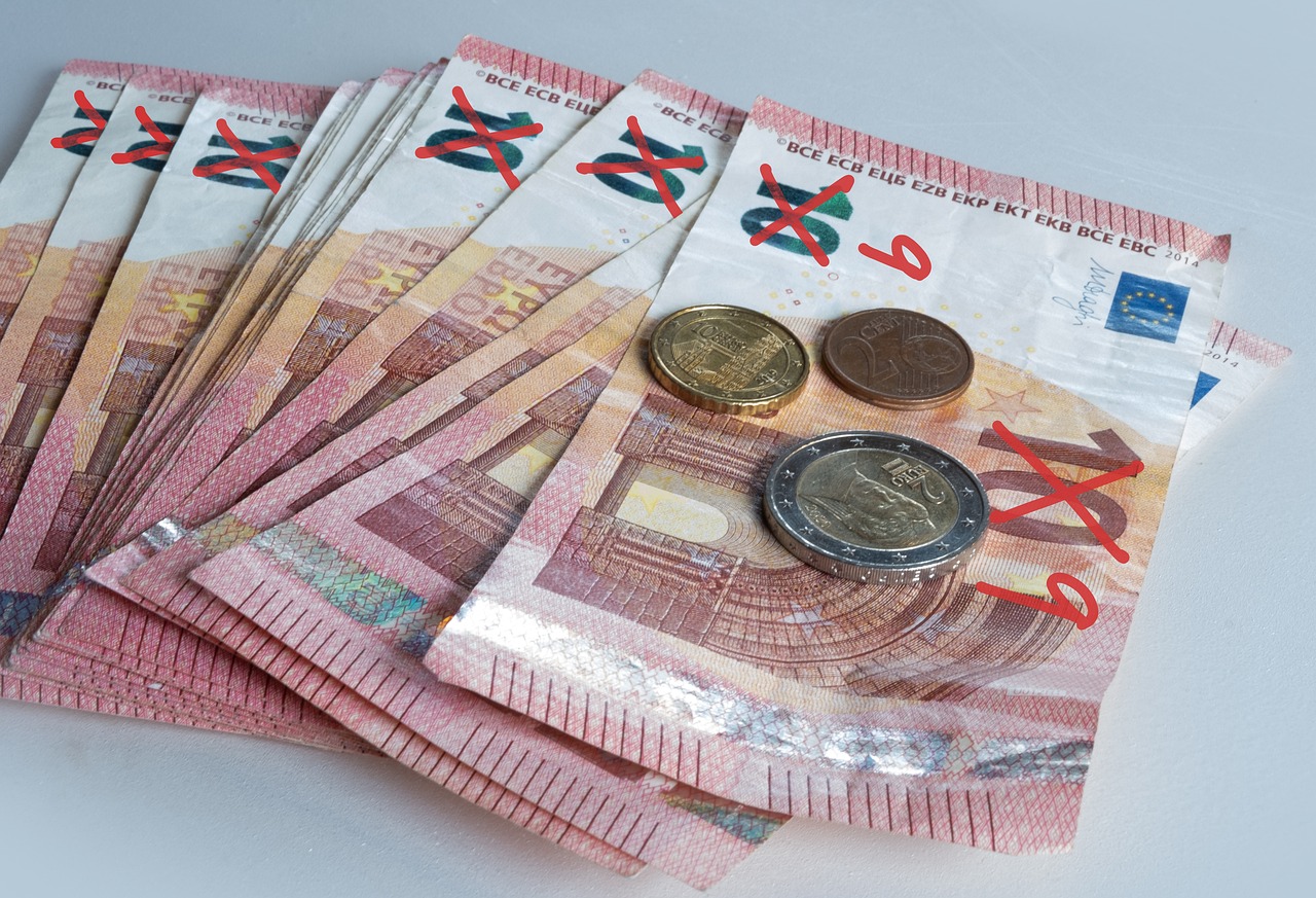 https://pixabay.com/it/photos/inflazione-euro-svalutazione-soldi-7107103/