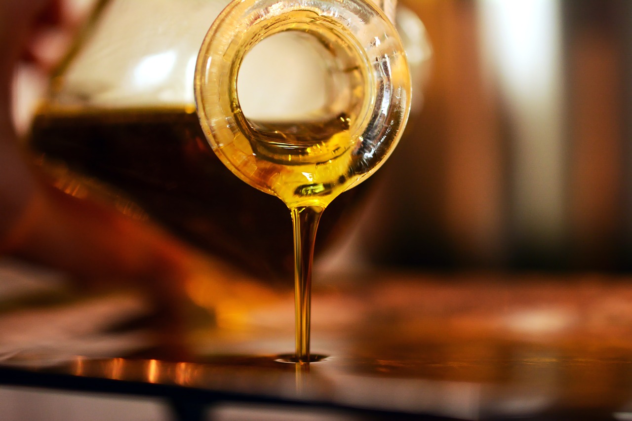 https://pixabay.com/it/photos/olio-olio-doliva-grasso-fluido-4991420/