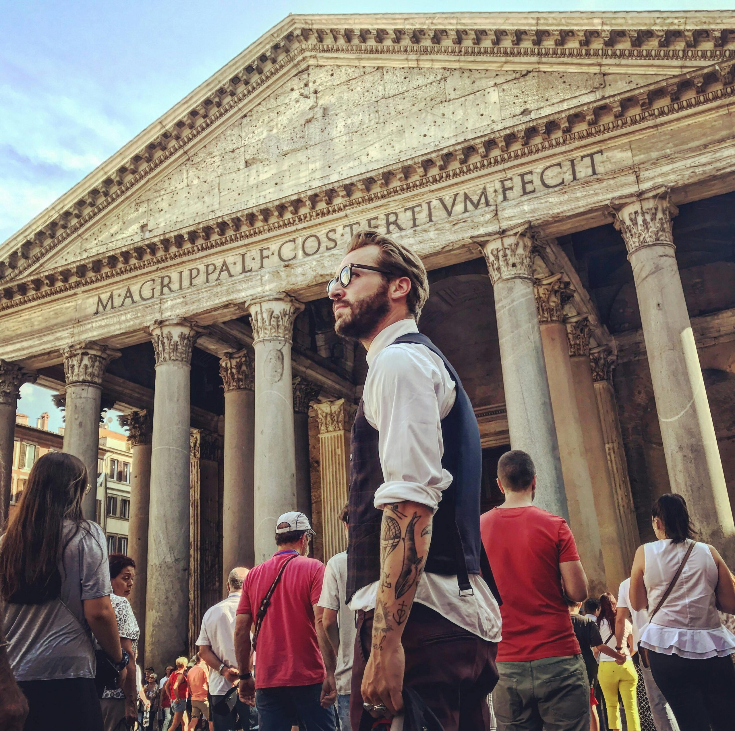 https://www.pexels.com/it-it/foto/uomo-in-panciotto-blu-e-camicia-bianca-in-piedi-vicino-al-pantheon-842550/