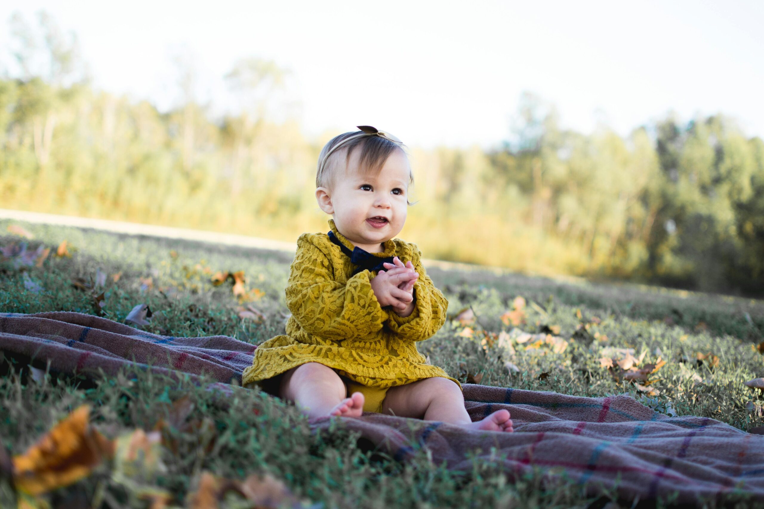 https://www.pexels.com/it-it/foto/bambino-che-indossa-il-vestito-a-maniche-lunghe-all-uncinetto-giallo-che-si-siede-sul-tessuto-marrone-713959/