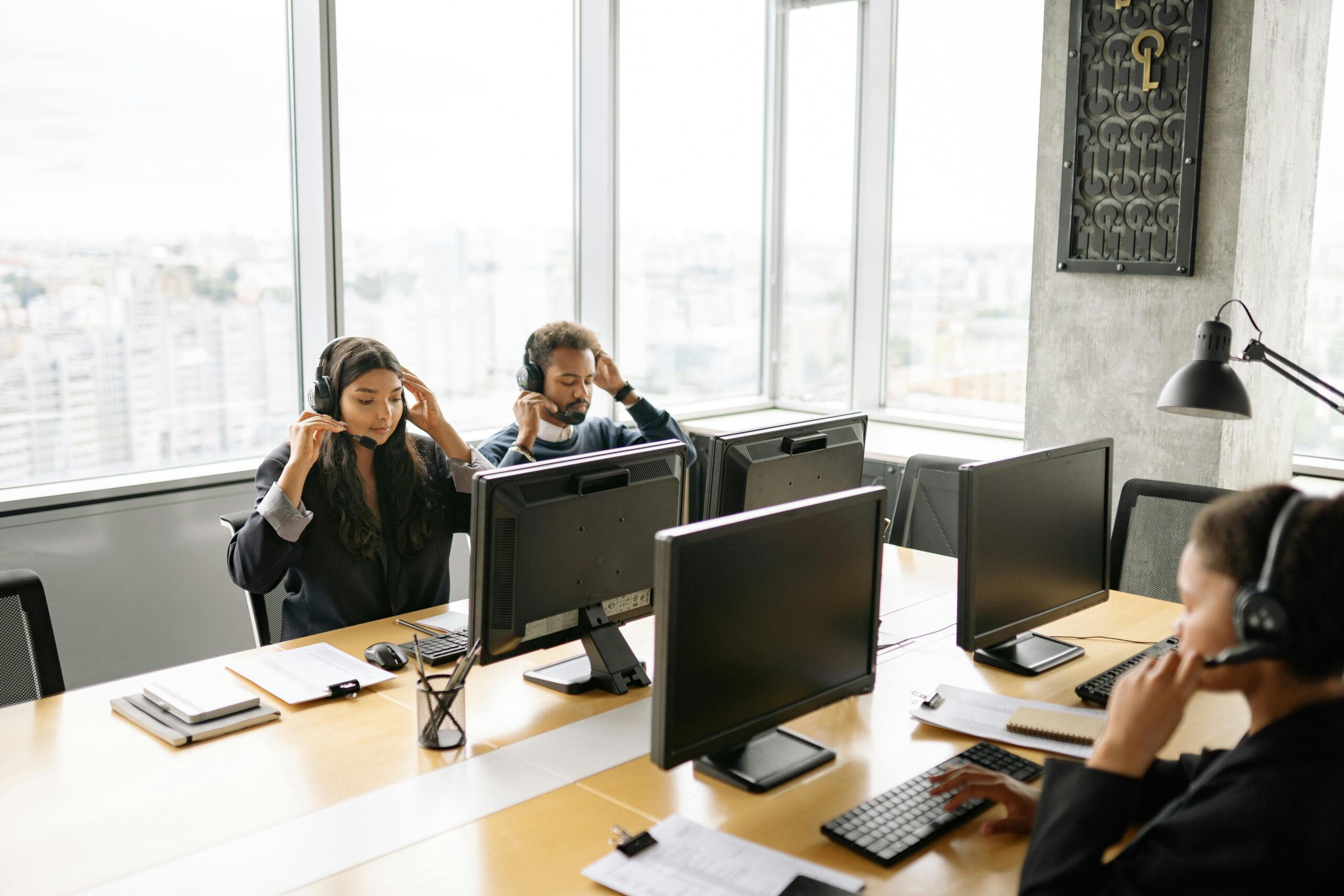 https://www.pexels.com/it-it/foto/uomo-ufficio-lavorando-donne-8867473/