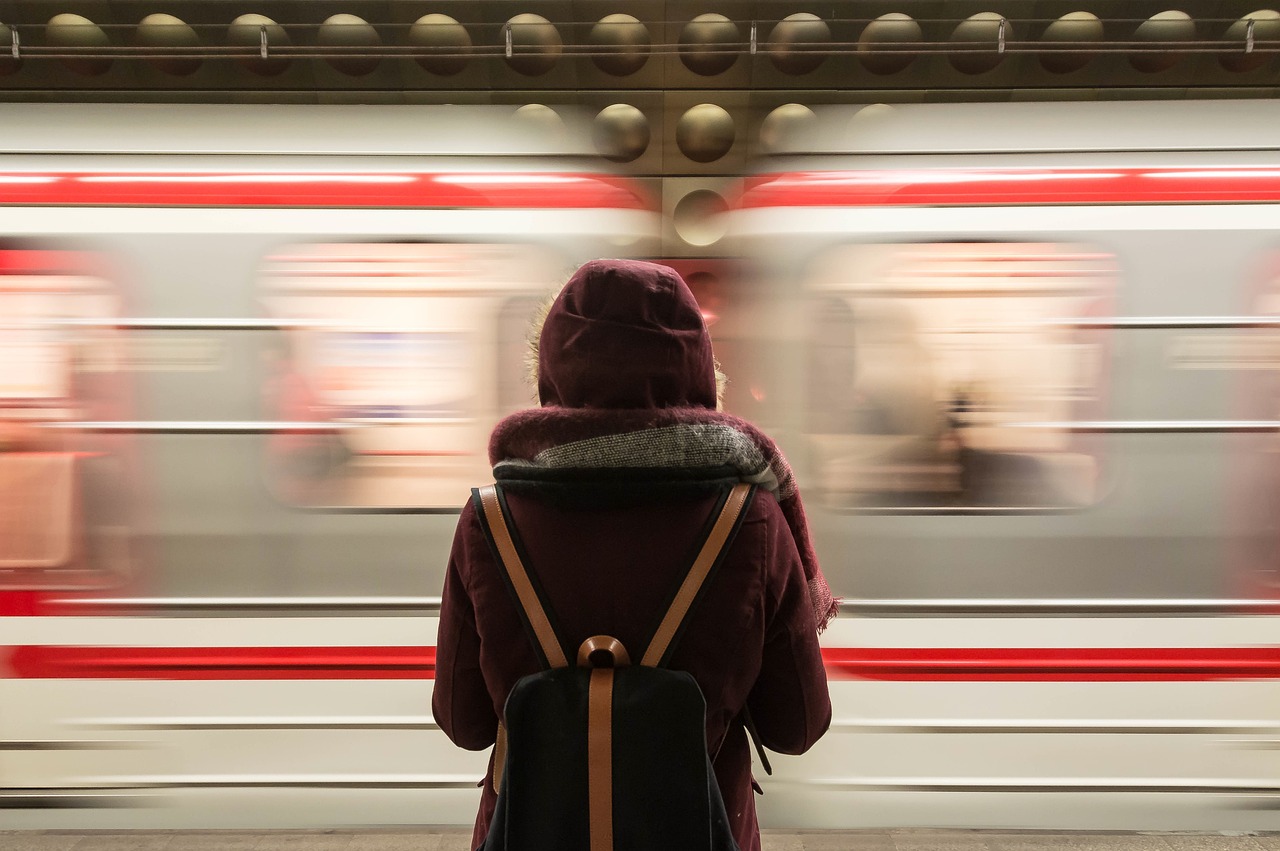 https://pixabay.com/it/photos/treno-stazione-trasporto-le-persone-2593687/