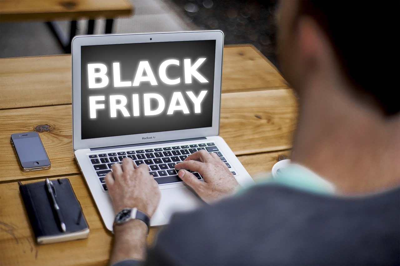 https://pixabay.com/it/photos/black-friday-on-line-shopping-4645768/