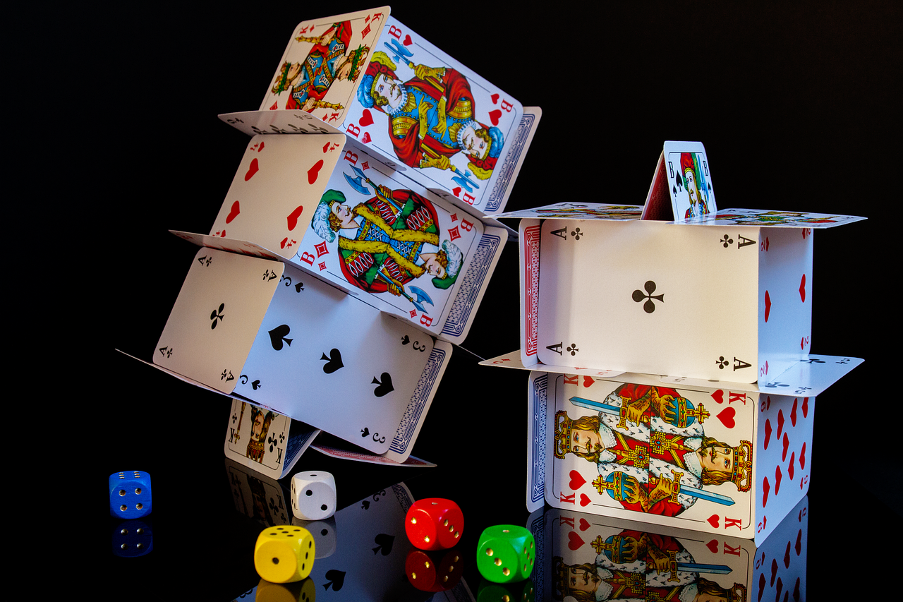 https://pixabay.com/it/photos/gioco-poker-piacere-felicit%C3%A0-carte-3116751/