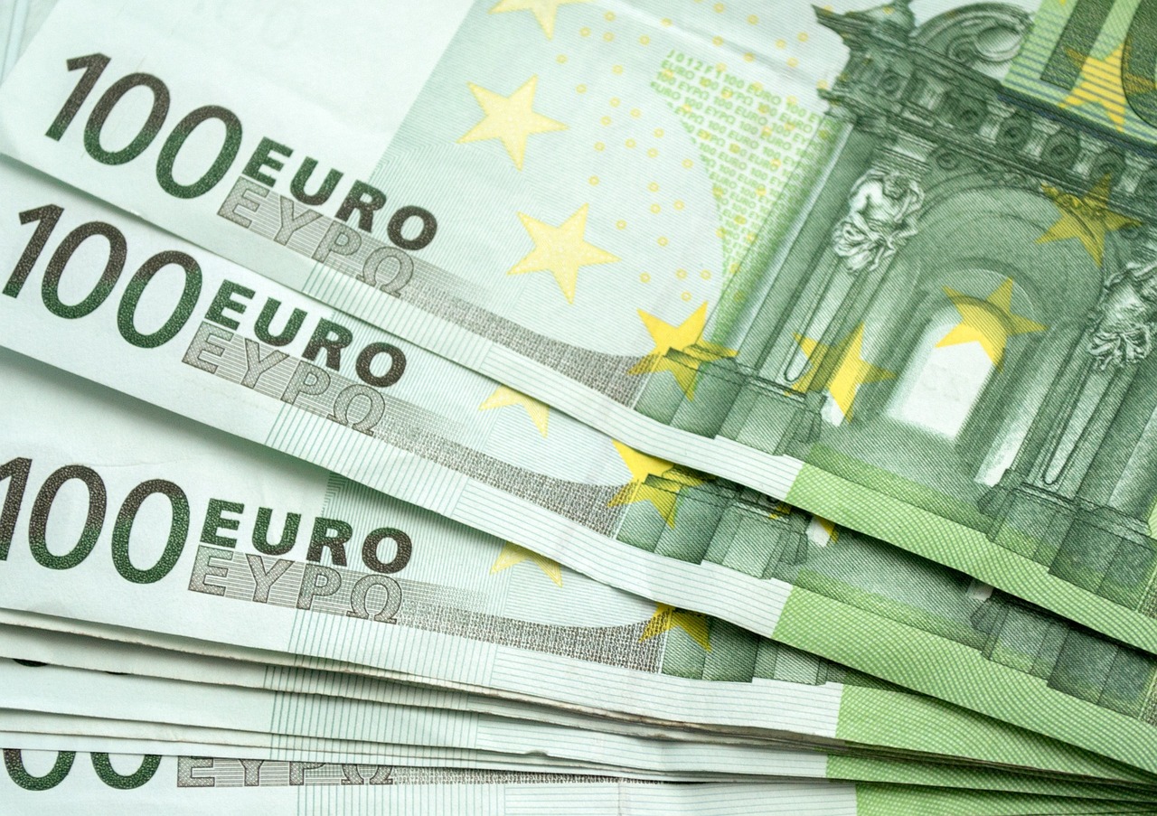 https://pixabay.com/it/photos/soldi-euro-100-euro-pacchetto-2665824/