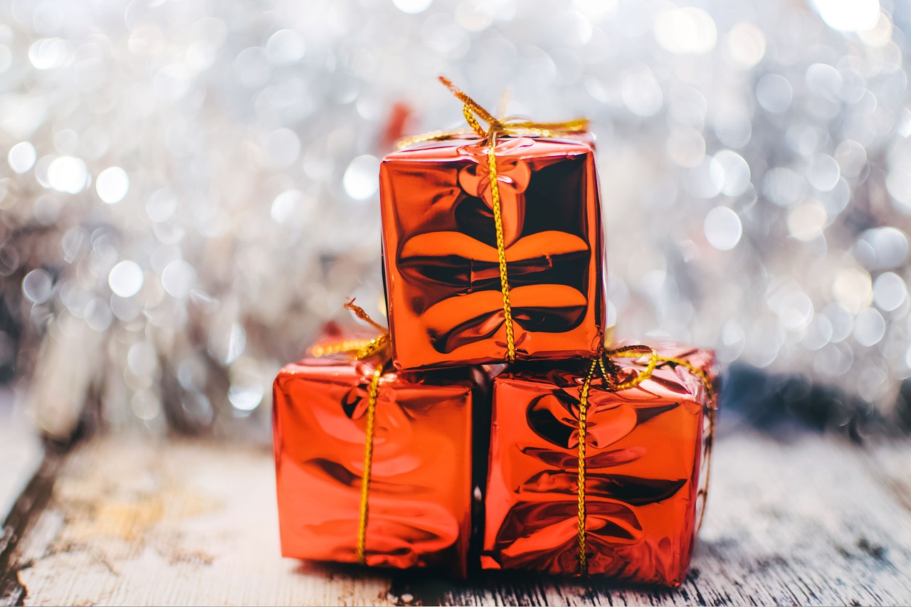 https://pixabay.com/it/photos/i-regali-regali-brillante-natale-2178635/