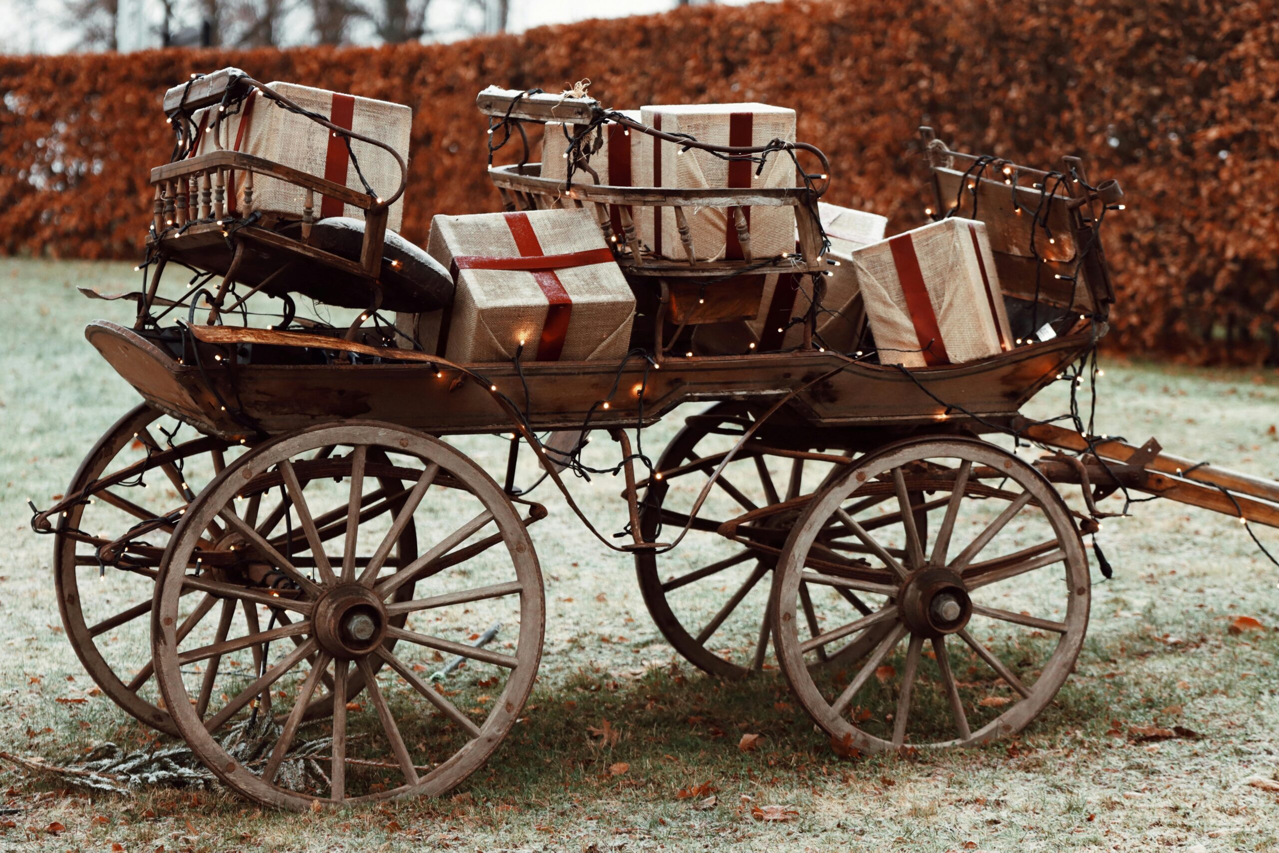 https://www.pexels.com/it-it/foto/carretto-di-legno-festivo-con-regali-di-natale-all-aperto-29805115/