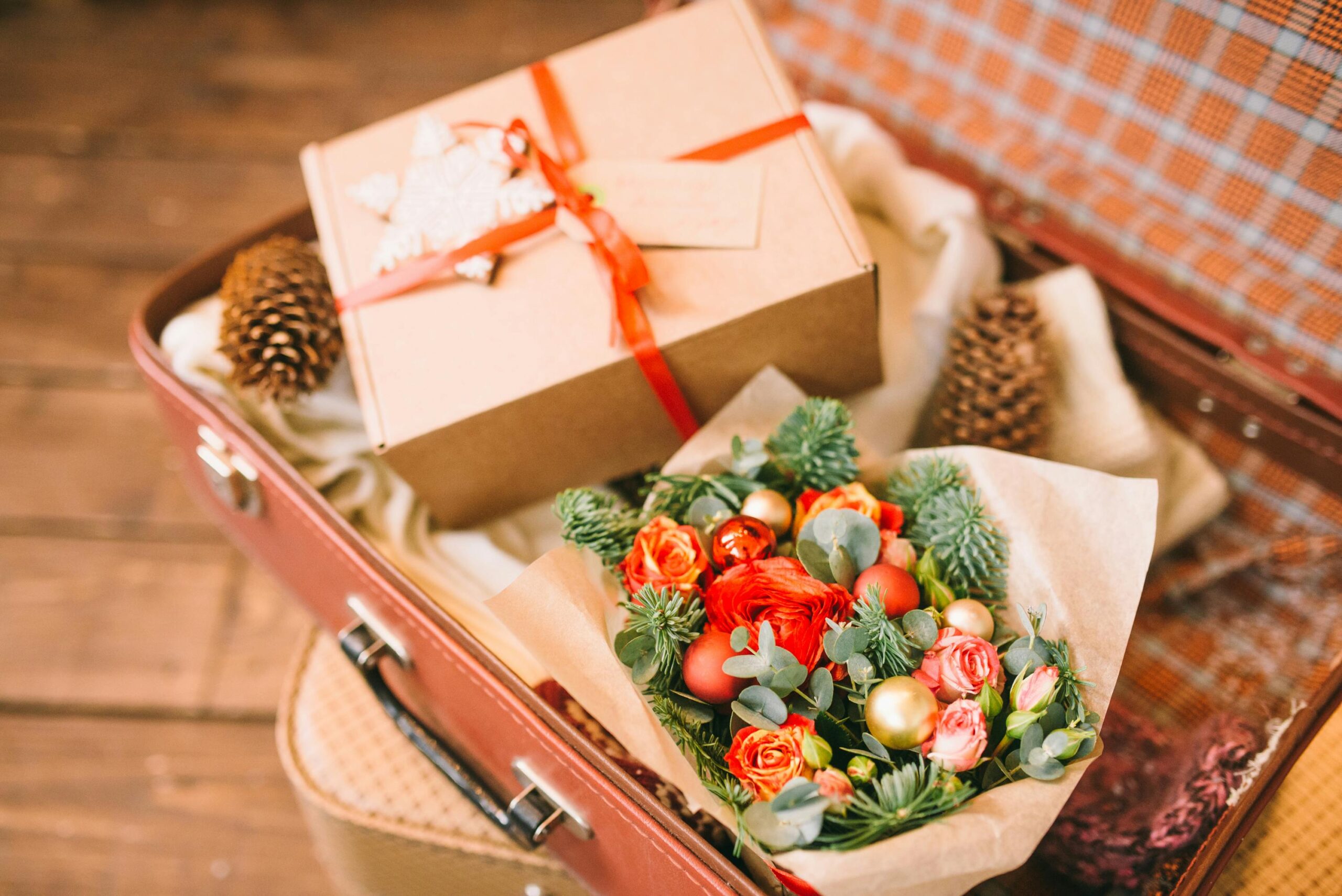 https://www.pexels.com/it-it/foto/confezione-regalo-floreale-rossa-e-bianca-5037277/