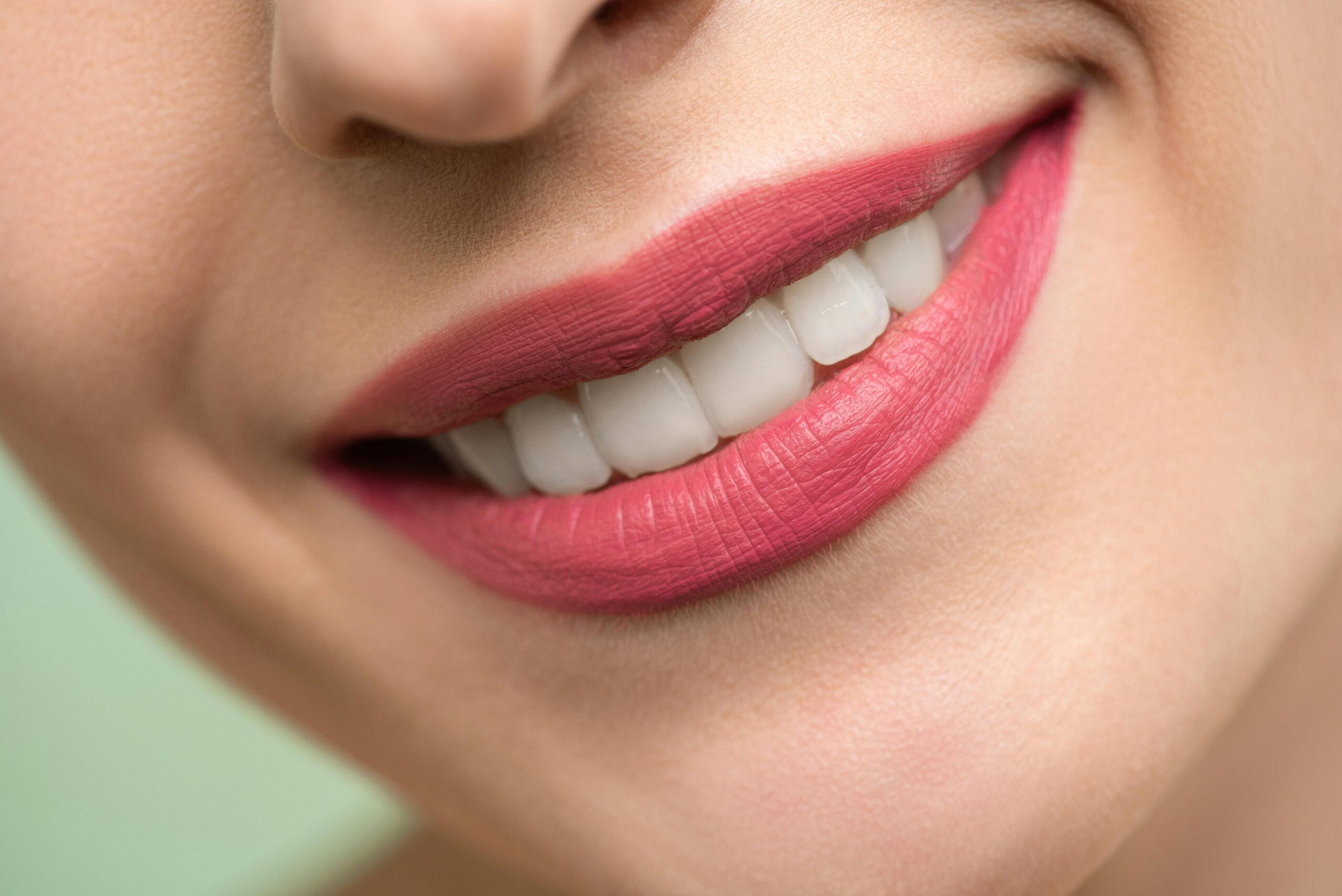 https://www.pexels.com/it-it/foto/donna-con-rossetto-rosso-sorridente-3762453/