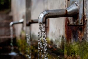 PFAS nell'acqua potabile, Greenpeace: dati preoccupanti in tutte le Regioni d’Italia