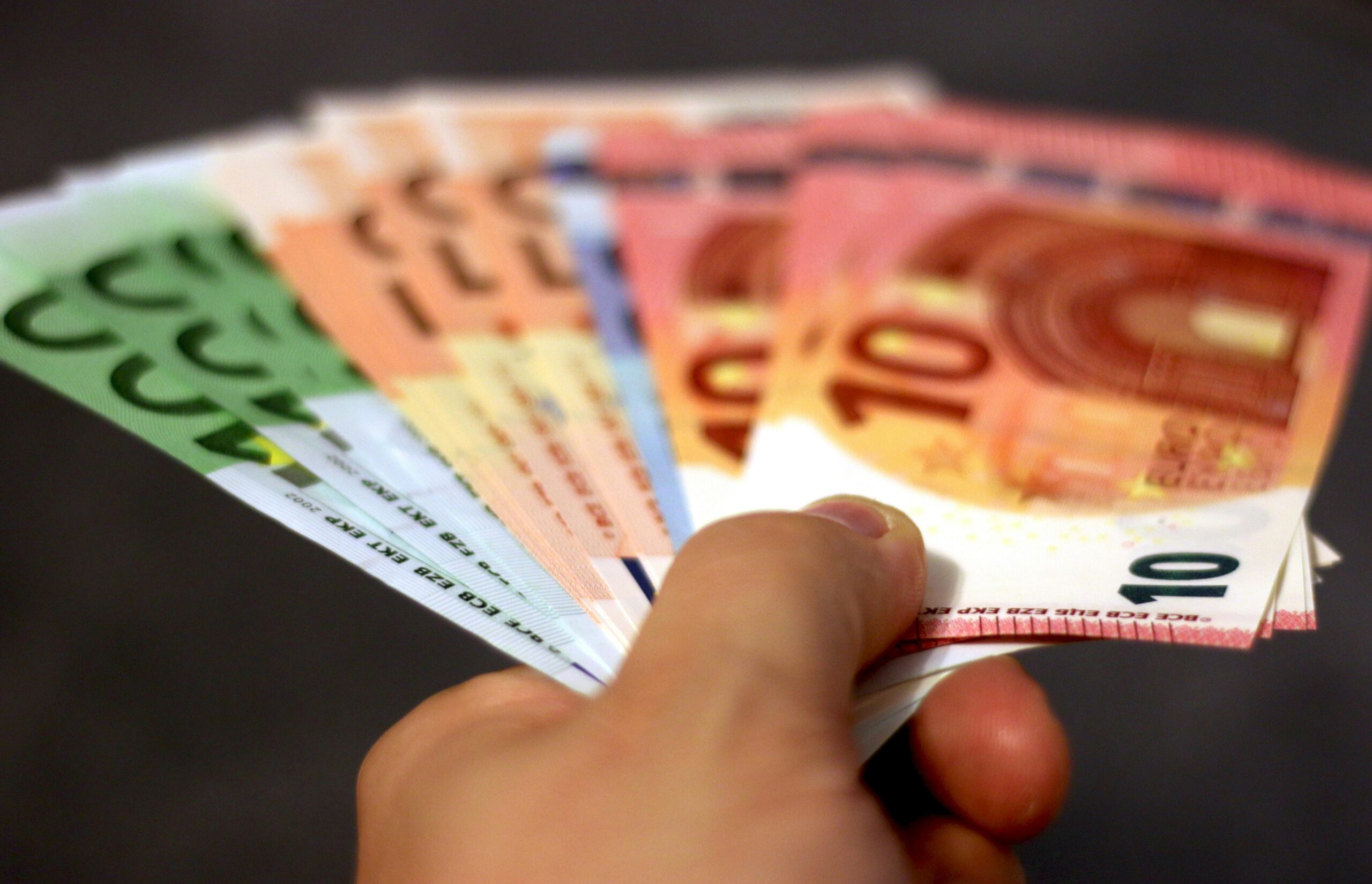 https://www.pexels.com/it-it/foto/pacchetto-di-banconote-in-euro-in-tagli-assortiti-259234/