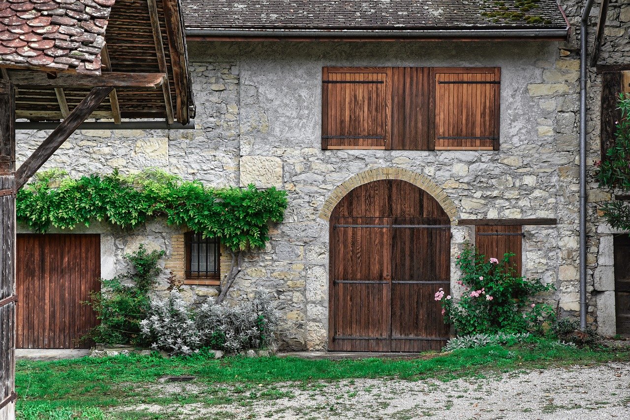 https://pixabay.com/it/photos/casa-facciata-parete-porta-8289474/