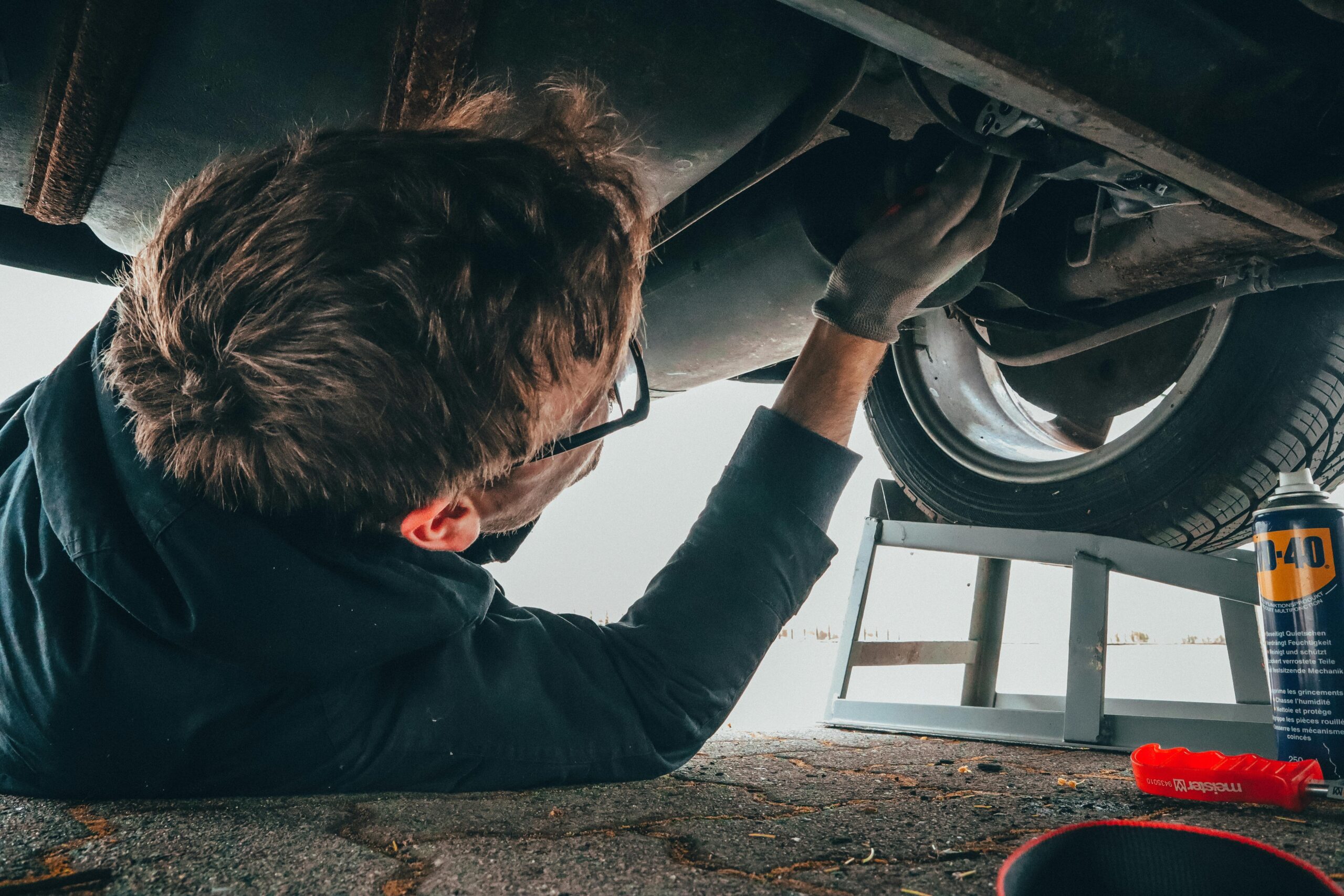 https://www.pexels.com/it-it/foto/uomo-che-fissa-il-motore-del-veicolo-2244746/