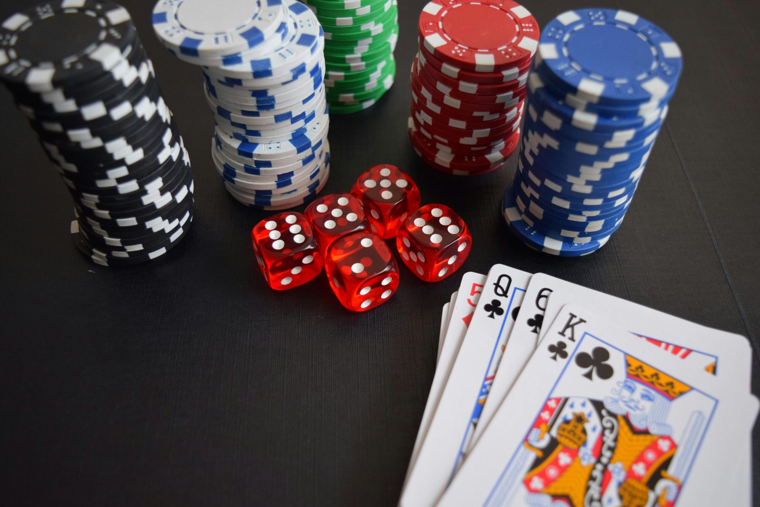 https://www.pexels.com/it-it/foto/carta-da-gioco-e-fiches-e-dadi-269630/